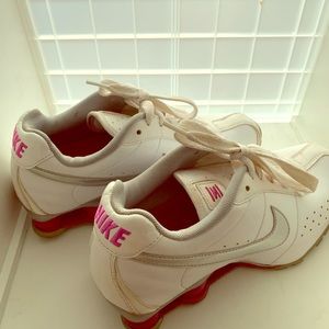 Used but in great shape leather Nike Shox size 7.5